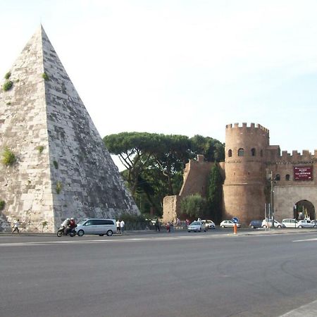 Modern Apartment Near Colosseum Rome Buitenkant foto